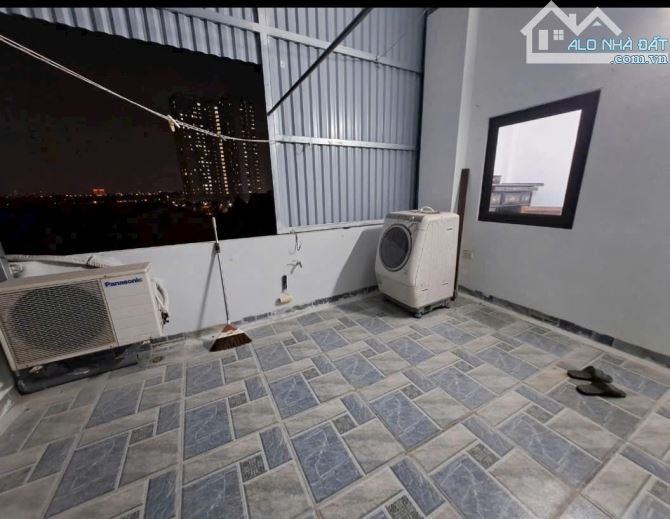 5,2 tỷ có  nhà 5 tầng Thạch Bàn LB,.dt 30,2m- mt 3m71- hậu 3m72, có sân để xe, đầu ngõ là - 4