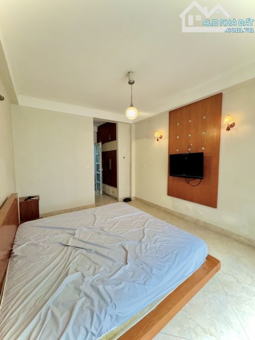 Bán nhà 5 tầng ngõ rộng phố Nguyễn Thái Học, gần Văn Miếu Quốc Tử Giám - 4