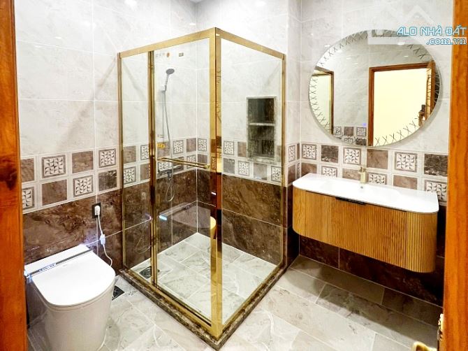 Bán nhà xịn thang máy 2 lầu 1 sân thượng hẻm Võ Văn Kiệt, Quận 1 - 4