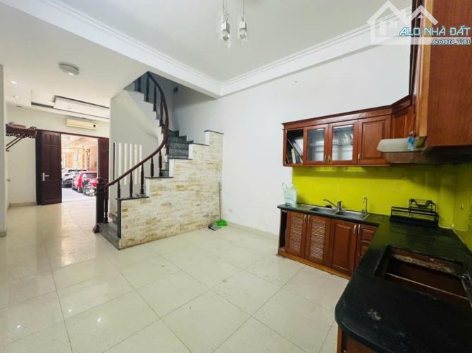 Bán nhà phố Trần Quốc Hoàn, Phân Lô, Ô Tô, 40m2, Giá 13.9 tỷ - 4