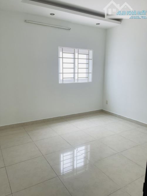 Bán nhà HXH 8m ,trong khu biệt lập có cổng vào ,cách VinCom 300 m đường Quang Trung - 4