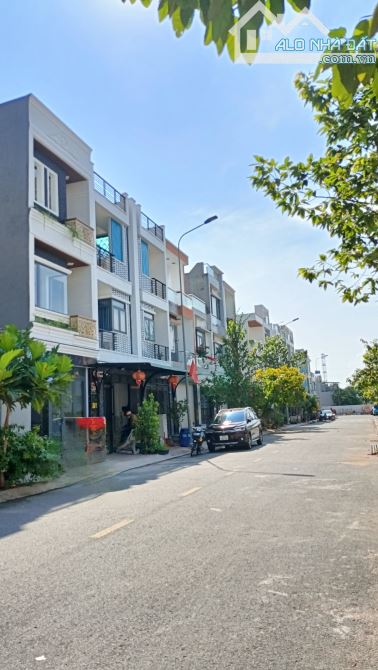 BÁN NHÀ MẶT TIỀN ĐƯỜNG 10M - 4 TẦNG - KHU DÂN CƯ PHÚ HỒNG THỊNH - TP DĨ AN CHỈ HƠN 6TỶ - 4