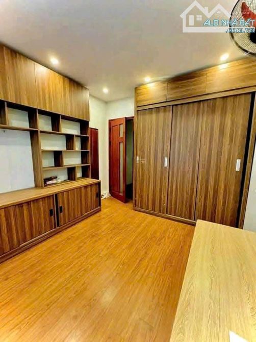 CHO THUÊ NHÀ PHỐ TRẠM LONG BIÊN 13 TRIỆU,40M, 5 tầng, full NT, Ô TÔ, làm VP, hoặc chdv, - 4