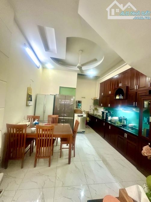 Chỉ 6,x Tỷ - 60m2, 4 Tầng, hẻm 3m, 2Km tới Sân Bay - 5