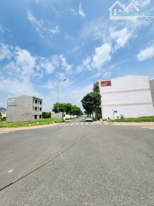 Bán lô góc 5.5x15m, đường D2 KDC Lê Phong Thuận Giao gần chợ 185 - 5