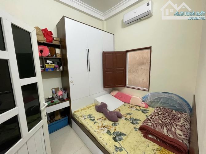 BÁN NHÀ PHỐ ĐỨC GIANG, LONG BIÊN 7.3 TỶ 78M, 3TẦNG, 4PN, FULL NT, Ô TÔ GẦN. MT 5M - 5