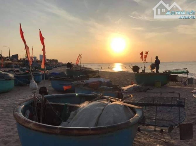 Nhà lầu đẹp sat biển Phước Hải, dt 137m2, ngang 10m mặt tiền sâu 14m, full thổ cư, giá 6t5 - 5