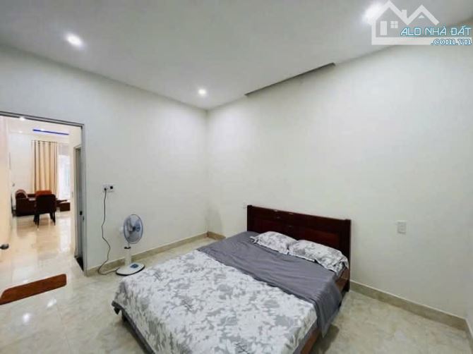 BÁN NHÀ 2 TẦNG, 3 PHÒNG NGỦ - FULL NỘI THẤT - SAU NHÀ MẶT TIỀN ĐƯỜNG HÙNG VƯƠNG - 3.35 TỶ. - 5