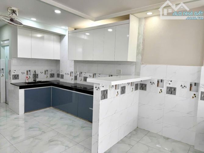 (Q8)NHÀ MỚI Ở LIỀN -XE HƠI NÉ NHAU-SỔ VUÔNG VỨC -NHĨNH 5 TỶ - 6