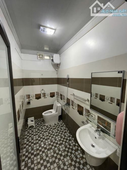 BÁN NHÀ Phố Chợ con vô vàn tiện ích, 55m2 xây 4 tầng kiên cố, ngõ nông - 9