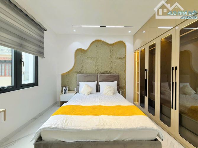 Nhượng lại căn nhà sẵn HĐ thuê 13 tr / tháng ngay Bà Hom, Q6. Giá: 3 Tỷ 290 / 54.6m2. SHR - 9