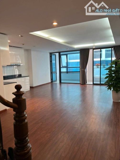 Cho thuê căn hộ Golden Land 275 Nguyễn Trãi 130m, 3 phòng ngủ đồ cơ bản 15 triệu/tháng,