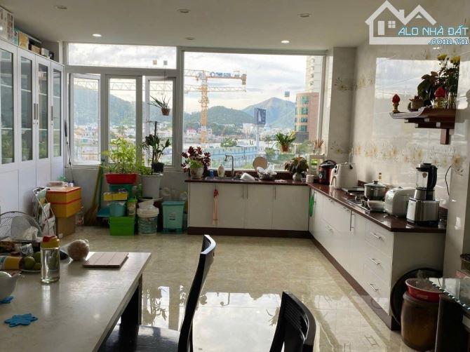 Bán nhà 5 tầng mặt tiền đường Nguyễn Bỉnh Khiêm-Xương Huân-Nha Trang gần biển