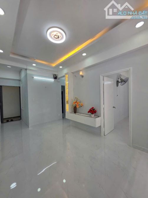 Cần bán căn hộ Phú Thọ, Quận 11, căn góc 2PN nhà làm lại mới đẹp, công chứng nhận nhà ngay
