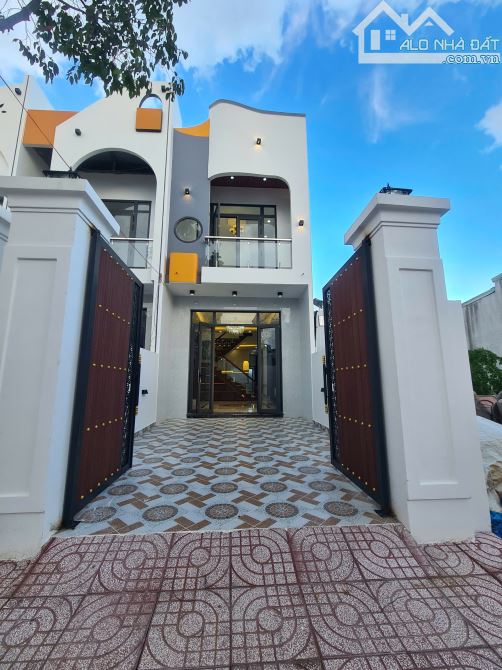 Nhà mới hiện đại trong KDC full thổ tặng kèm nội thất