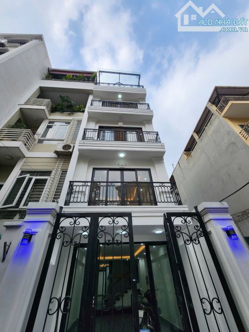 Bán nhà riêng tại Phố Hồng Tiến  Thang Máy Gar ôtô, 23,5 tỷ, 71 m2, 4PN, 3WC, giá cực chất