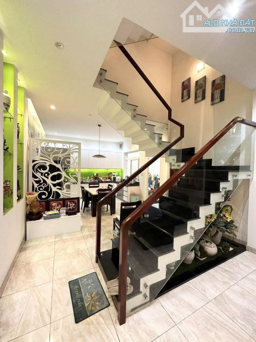 Bán nhà Q7, ô tô đỗ cổng,  4x19m, khu dân trí, chỉ nhỉnh 8 tỷ