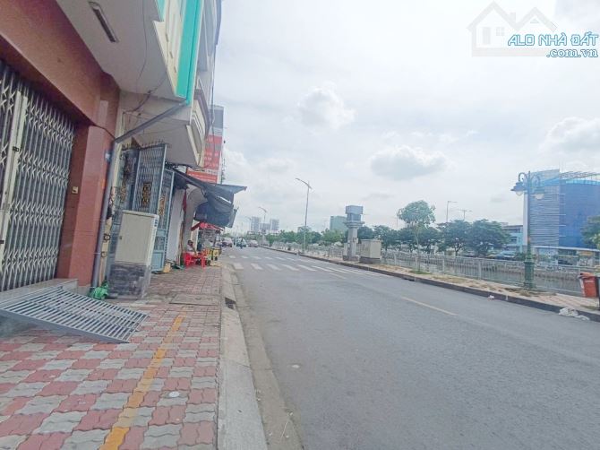 Mặt tiền kinh doanh Bến Bình Đông 4x20 sổ riêng 3 tầng chỉ 16 tỷ 7