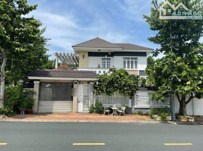 Biệt thự KDC Hiệp Thành 3 : 15 x 22 , vị trị cực vip, sát hồ bơi, công viên, trường học...