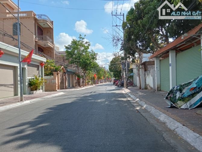 Bán nhà mặt tiền Lưu Hữu Phước , Đông Nam 110m2 giá bán 6.6 tỷ rộng 5.4m