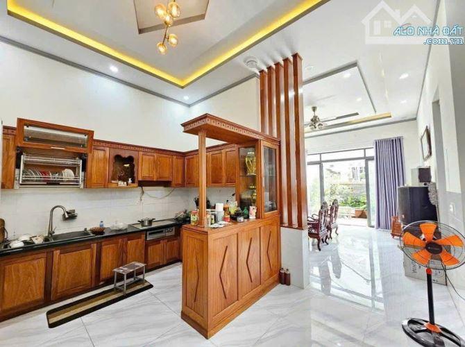 Cần bán gấp nhà mặt đường 28 phường LONG THẠNH MỸ. Q9,60m2..,3tầng,4,2 tỷ