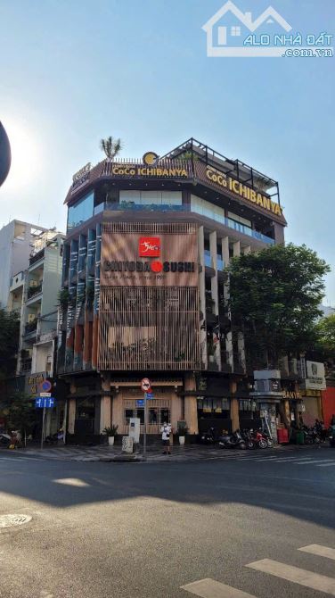 Bán tòa nhà góc 2 mặt tiền số 256 đường Lê Thánh Tôn, Bến Thành, Quận 1.