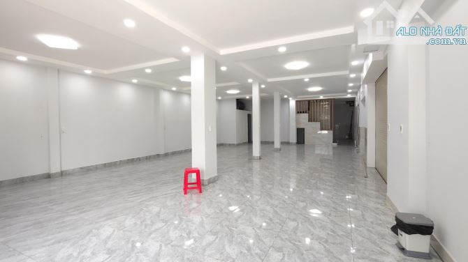 NHÀ MẶT TIỀN 4 TẦNG 250m² – 34 PHÒNG (THU NHẬP 500 TRIỆU/NĂM) – KHU CÔNG TY XÍ NGHIỆP