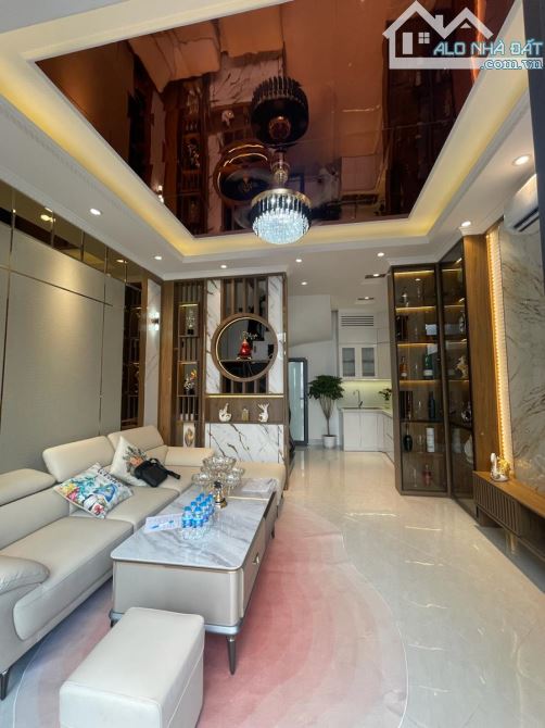 HÀNG HIẾM phố Yên Hoà - Cầu Giấy 35m2 x 5 tầng, mặt tiền 4.2m, chỉ 7.9 tỷ. Có thương lượng