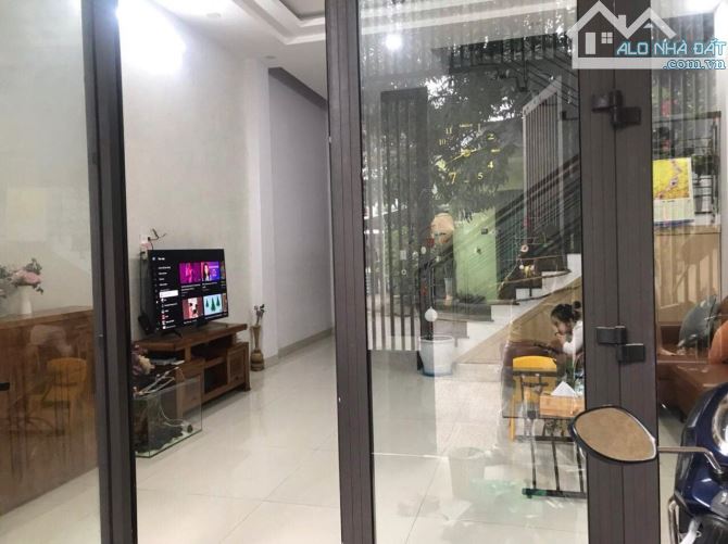 Nhà 3 tầng đẹp, đường Dương Bích Liên, gần biển