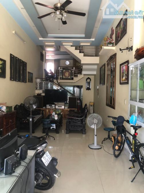 Bán nhà Mặt Đường Miếu Hai Xã, gần chợ kinh doanh tốt