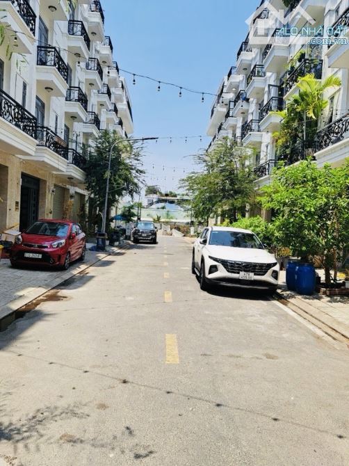 Bán Nhà 5 Tầng Thiết Kế Hiện Đại Khu Đồng Bộ Có Vỉa Hè P.Thạnh Lộc Q.12- 60m-6,35 tỷ