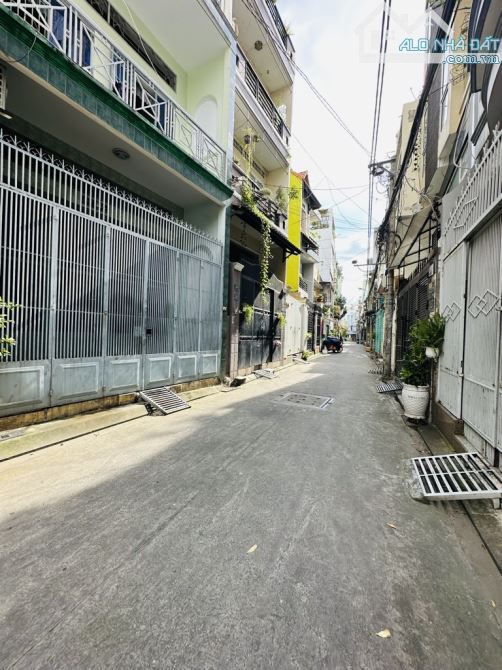 Bán nhà 3 tầng 50m² hẻm xe hơi, gần chợ - Trường học, chỉ hơn 12 tỷ, sổ hồng riêng