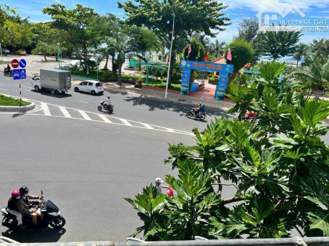 Bán nhà mặt tiền đường Phạm Văn Đồng - Mặt Biển Nha Trang - giá 8tỷ860tr