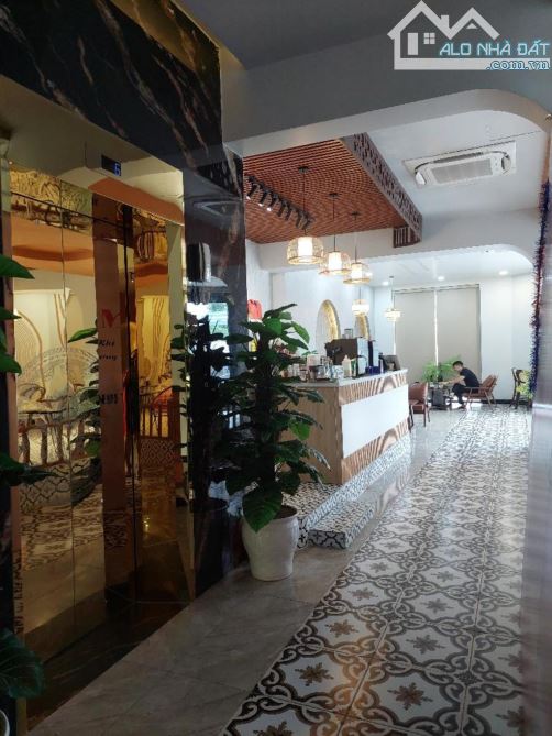TÒA NHÀ 9 TẦNG MẶT PHỐ VIP CẦU GIẤY – 2 THANG MÁY, 1 HẦM – DIỆN TÍCH KHỦNG 270M²/SÀN