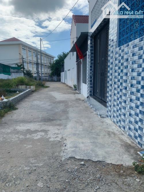 BÁN LÔ ĐẤT THÔN PHÚ NÔNG SÁT BÊN TRƯỜNG HỌC CAO THẮNG , TP NHA TRANG  GIÁ CHỈ 1,820 TỶ - 1