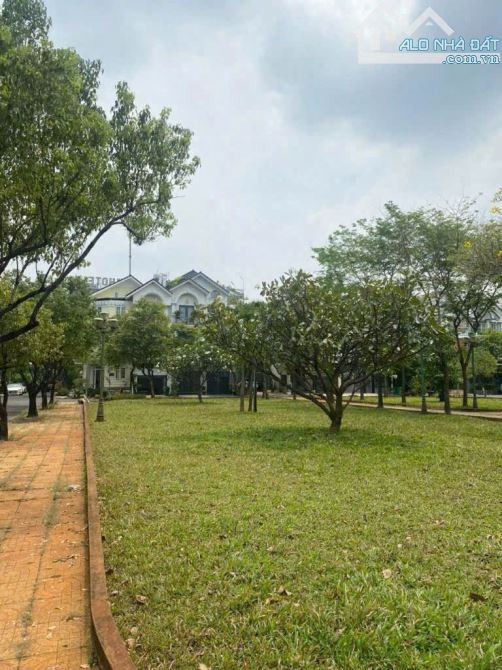 Bán nhà 1 hầm 3 lầu đối diện công viên khu Ven Sông Tân Phong Quận 7. Giá tốt - 1
