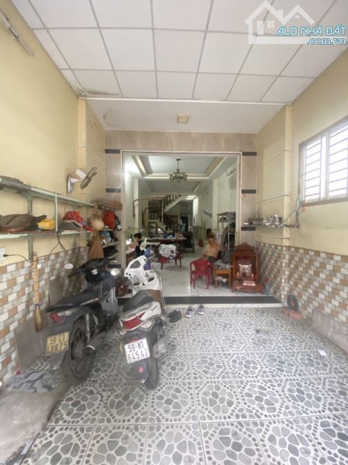 Bán gấp nhà 104m2. 3 tầng. Liên khu 4-5. BHHB. Bình Tân. Chỉ 6.5T - 2
