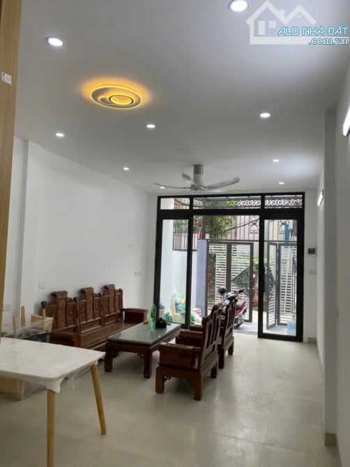 Nhà đẹp Thạch Cầu Long Biên. MT 4,7m, DT 69m2, full nội thất, ô tô đỗ cửa - 2