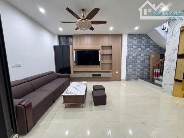 CHO THUÊ PHÂN LÔ Ô TÔ TRÁNH - NHÀ 2 MẶT NGÕ NGUYÊN HỒNG 50m x 3tang 18tr - 2