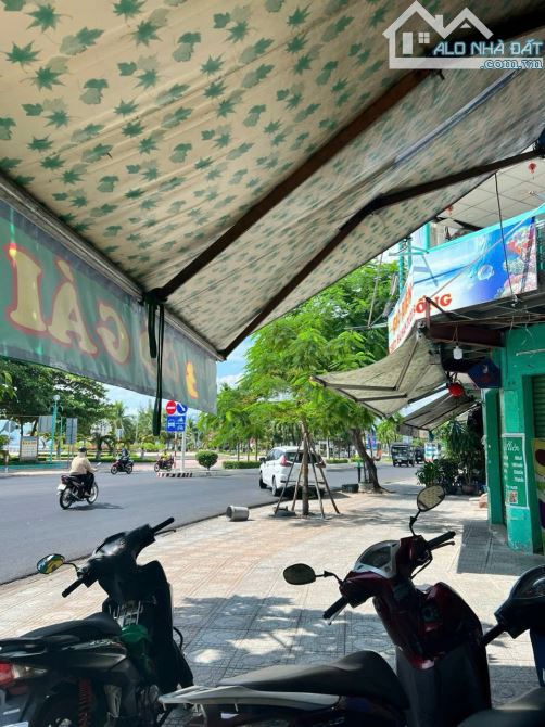 Bán nhà mặt tiền đường Phạm Văn Đồng - Mặt Biển Nha Trang - giá 8tỷ860tr - 2