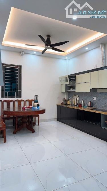 NGỌC THUỴ HÀNG HIẾM - 5 TẦNG - Ô TÔ VÀO NHÀ - CHỦ TỰ XÂY - LÔ GÓC - 4 MẶT THOÁNG - 3