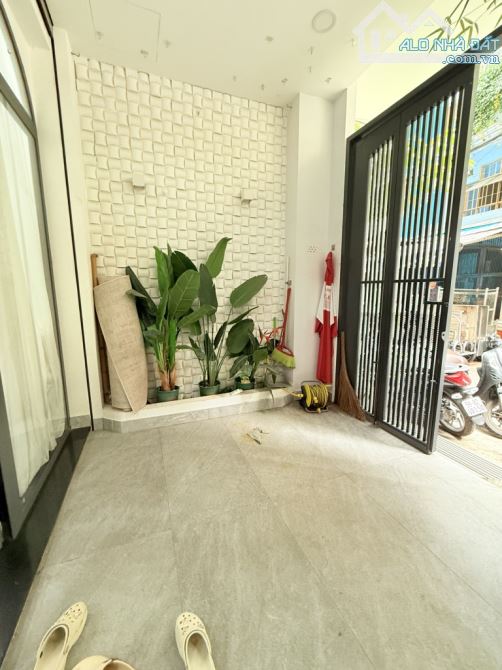 3 THÁNG 2 QUẬN 10 - HẺM XE HƠI - TẶNG NỘI THẤT -DT: 4.2*13M- 5 TẦNG - 16 TỶ - 3