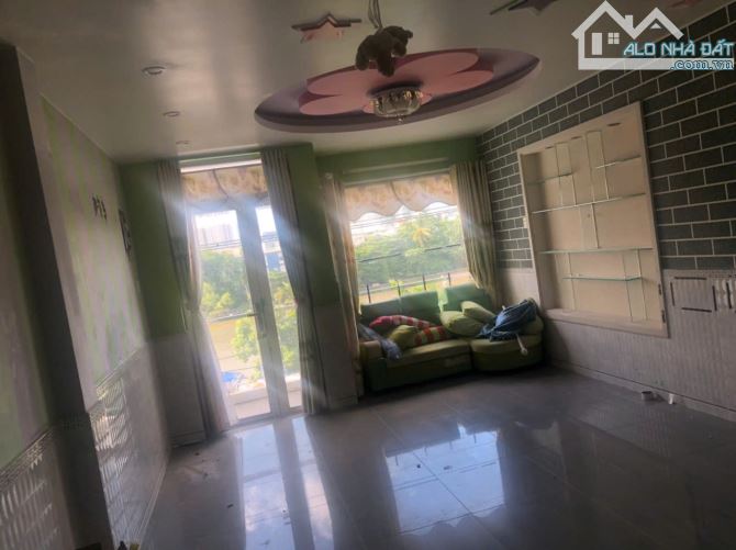 Bán nhà 3 lầu  đường Trần Xuân Xoạn p. Tân Hưng Quận 7. View sông Quận 1 giá 13 tỷ - 3