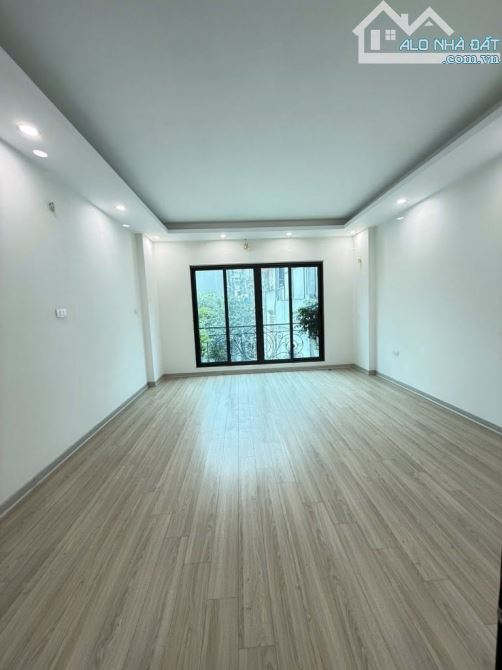 Giải Phóng, Hoàng Mai - 6 tầng thang máy - ngõ thông tứ phía - VF3 đỗ cửa - thoáng - 3