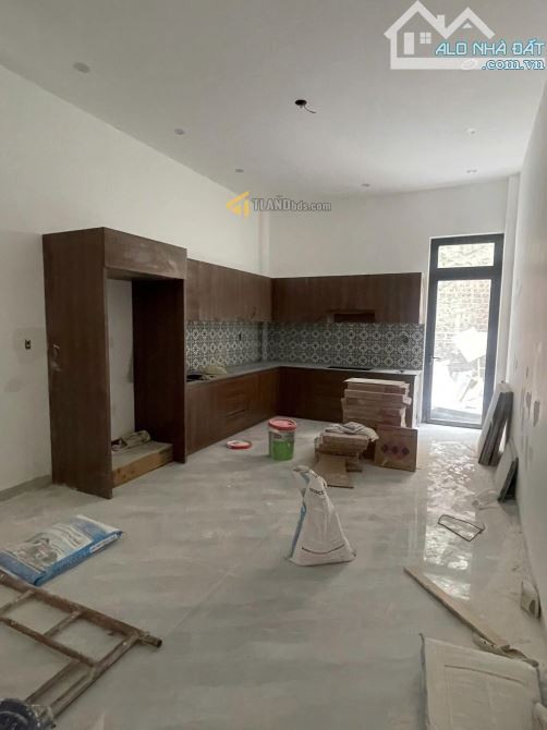 🏡NHÀ PHỐ MỚI HOÀN THIỆN ( CÓ THANG MÁY ) 4 LẦU . DT : 95m2 . CÁCH HỒ XUÂN HƯƠNG CHỈ 1km - 4