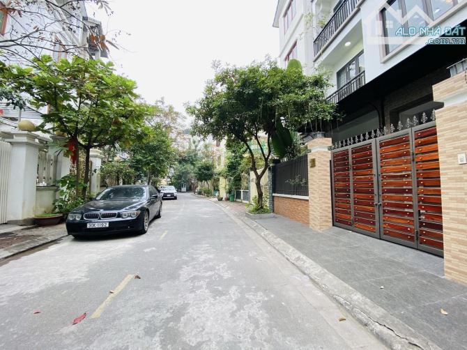 Bán nhà  phân lô Lạc Long Quân thang máy - kinh doanh –văn phòng 96 M 6tầng 27.2 tỷ
