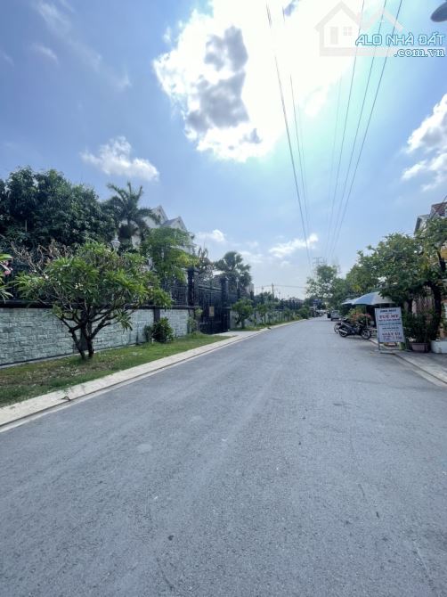 BÁN NHÀ 2 Tầng Gần DH Tôn Đức Thắng. XE HƠI ĐẬU TRONG NHÀ.Khu Dân Cư Văn Minh