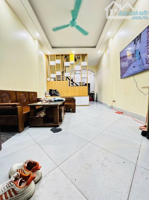BÁN NHÀ HAI BÀ TRƯNG GẦN ĐƯỜNG MINH KHAI, 4 TẦNG x 40M2, NỘI THẤT ĐẸP, GẦN MẶT NGÕ THÔNG.