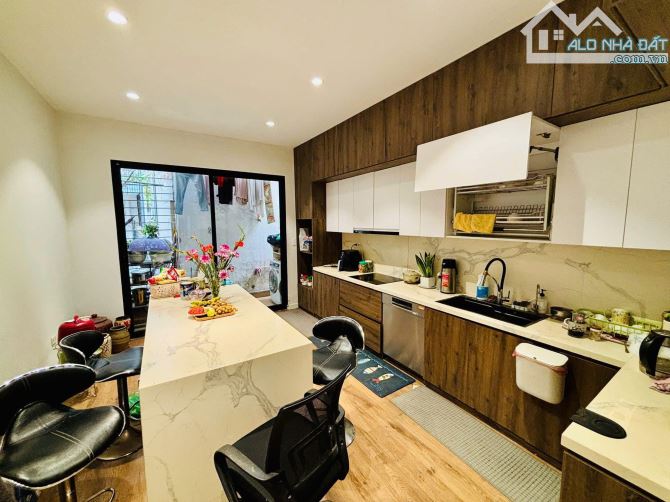 BÁN NHÀ SIÊU ĐẸP - GARA Ô TÔ - NGÕ 279 ĐỘI CẤN - 50M2 - 6 TẦNG - 4.6M MẶT TIỀN - 19 TỶ