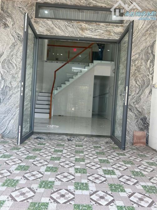 Bán nhà nét. Có 3pn 2wc ngay chợ Xuân Thới Thượng. Hocmon